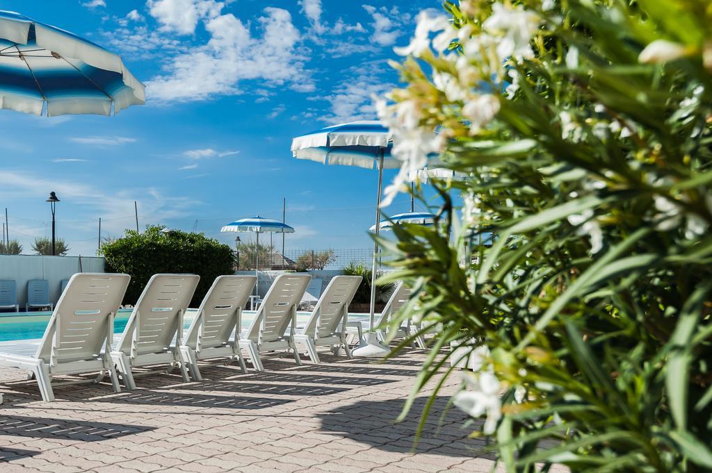 Hotel Corinna Rimini Exterior foto